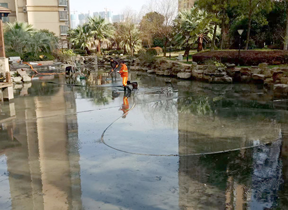 六弓乡景观池淤泥清理